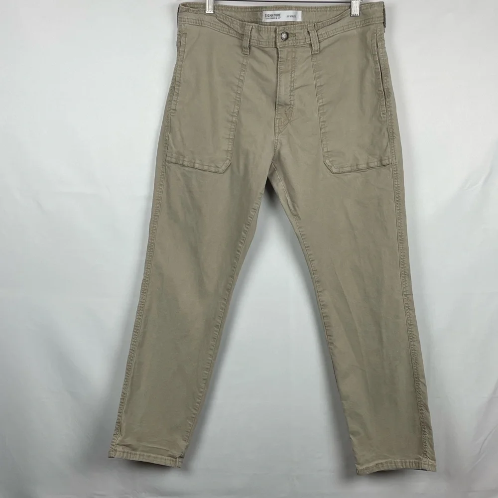 Signature by Levi Strauss Men's Relaxed Khaki Jeans 36